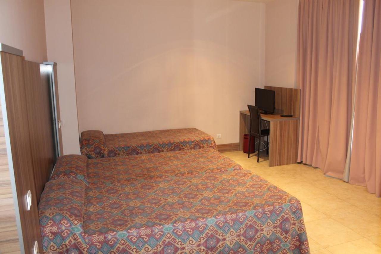 Hotel Camino Real Dueñas Exteriör bild