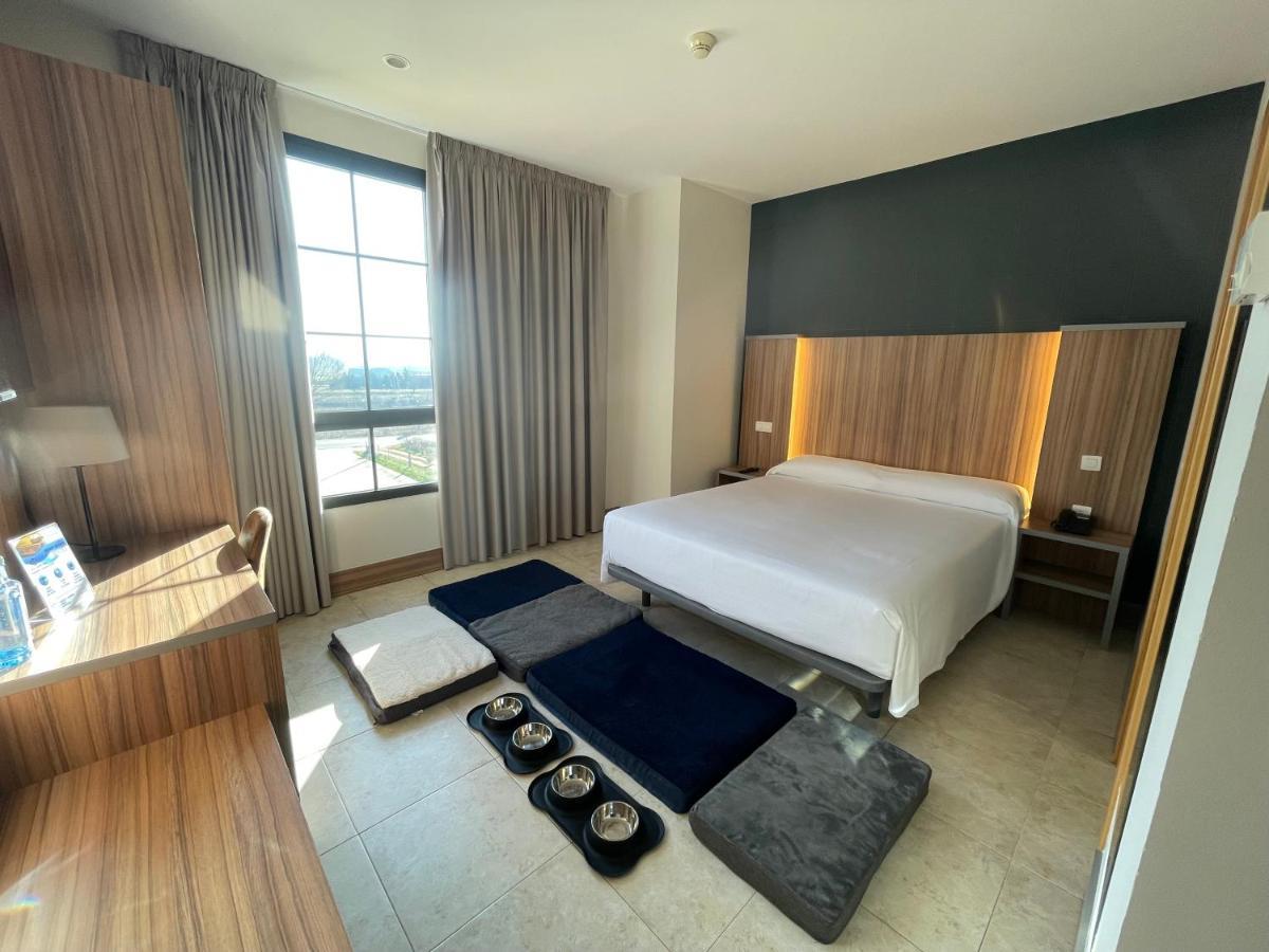 Hotel Camino Real Dueñas Exteriör bild