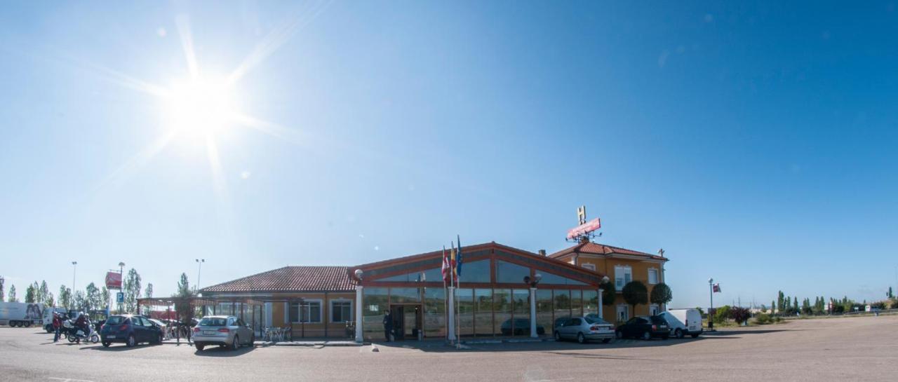 Hotel Camino Real Dueñas Exteriör bild