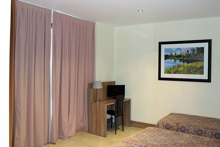 Hotel Camino Real Dueñas Exteriör bild